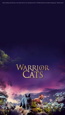 Wallpaper für dein Smartphone zu dem Buch "Warrior Cats. Wolken im Wandel. Verborgener Mond". Unten in der Mitte stehen zwei Katzen auf einem Felsen, umgeben von Pflanzen. Die eine Katze hat schwarzes Fell, die andere rotes. Der Hintergrund zeigt einen Himmel in lila Farbverläufen. Mittig steht der Schriftzug "Warrior Cats".